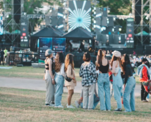 personeas en un evento al aire libre
